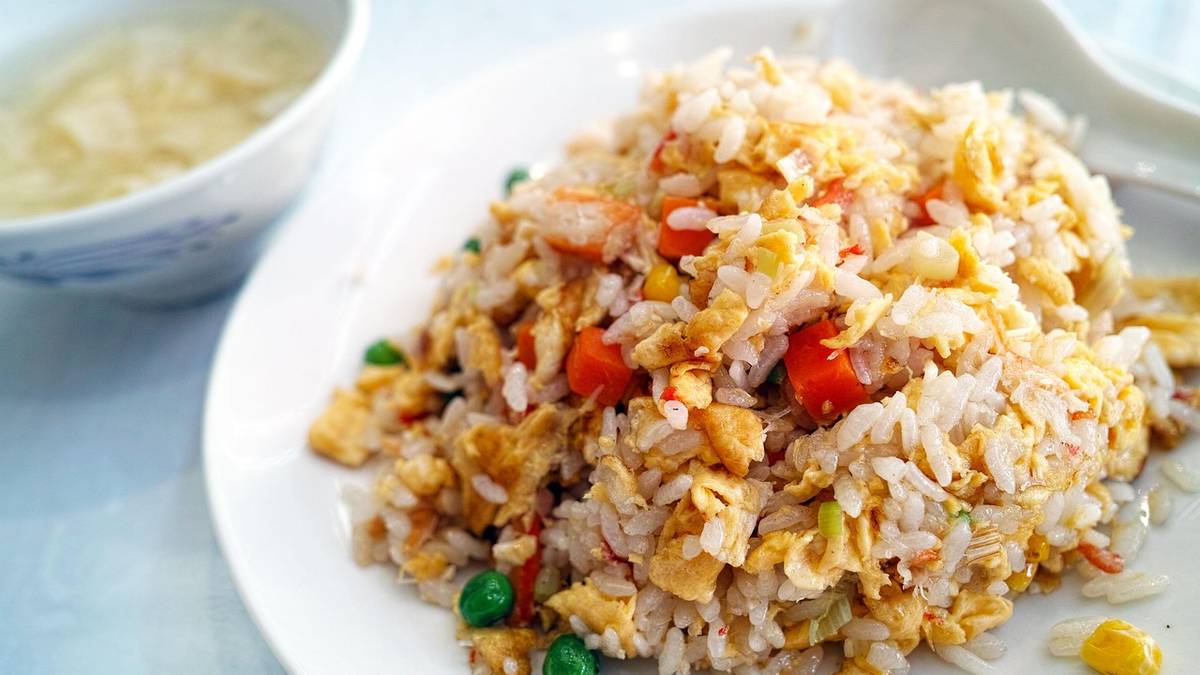 Nasi Goreng M'A: Rasa yang Menggigit Jiwa di Jantung Cilacap